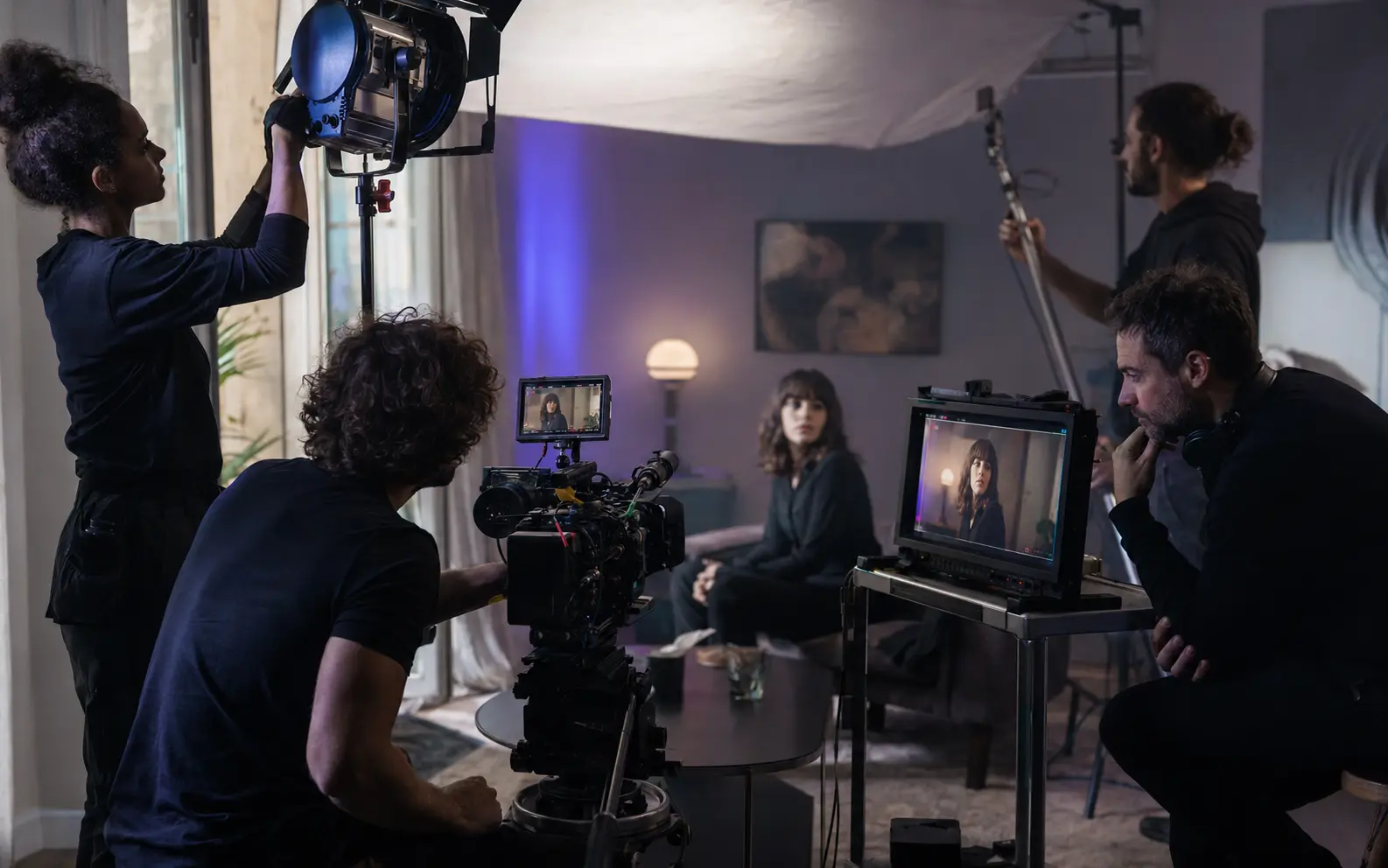 Équipe audiovisuelle sur un plateau de tournage professionnel