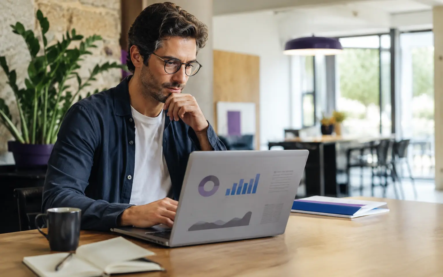 Consultant indépendant analysant ses indicateurs d’activité sur ordinateur