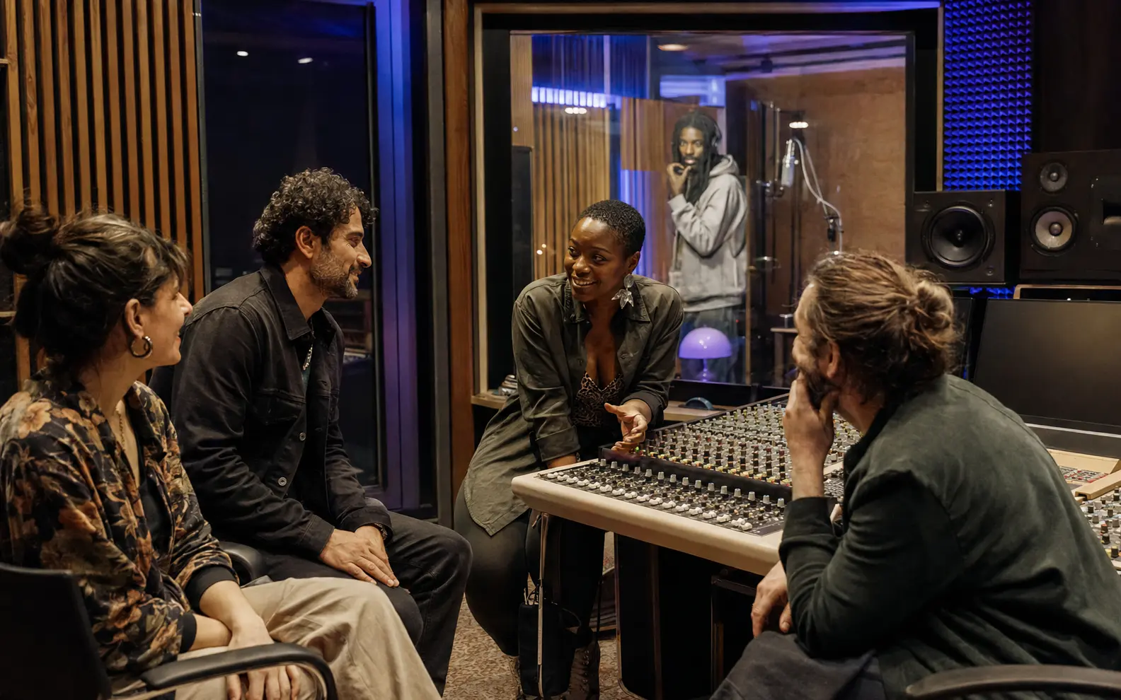 Équipe d’un label musical travaillant en studio d’enregistrement
