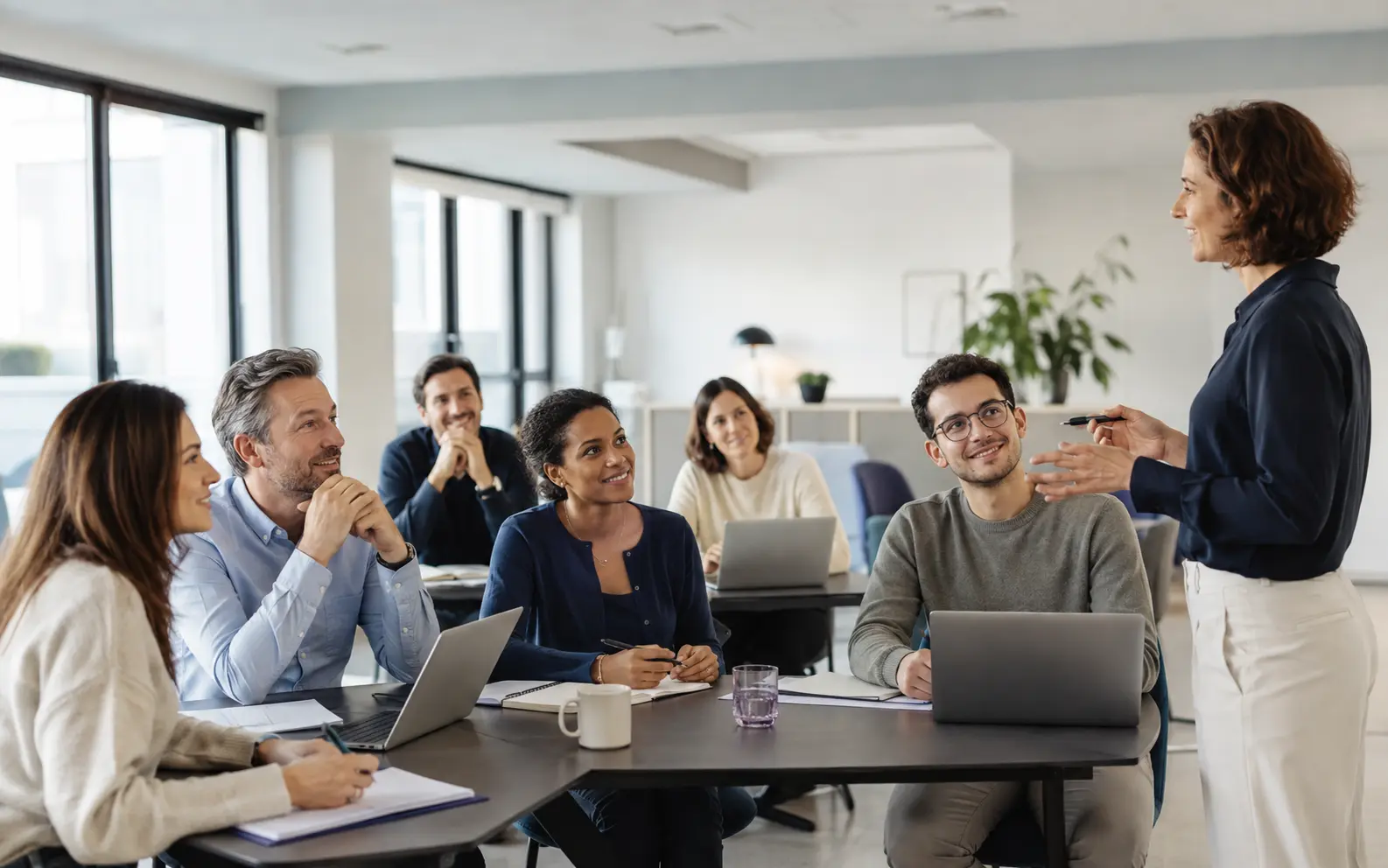 Formatrice animant une session professionnelle auprès d’un groupe d’adultes